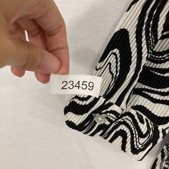 Intempo Large Black White Abstract Artsy Pleated Textured Relaxed Button Down - Picture 11 of 11